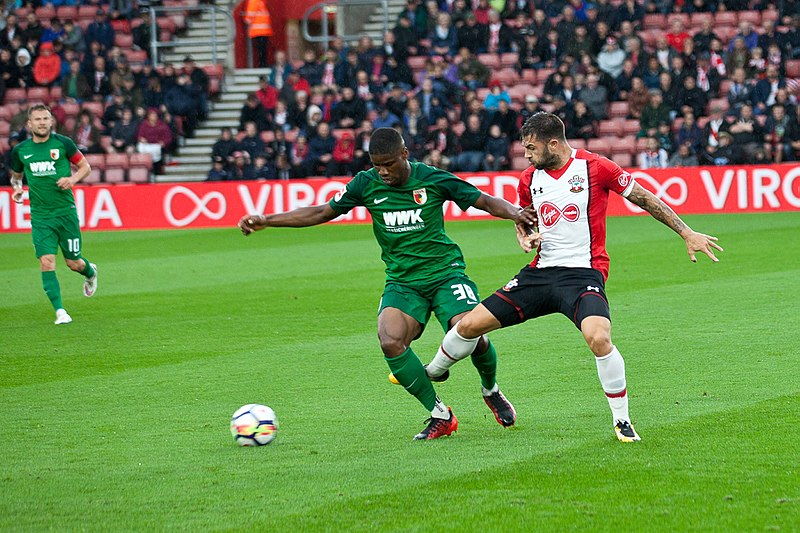 charlie austin playing for southampton in 2017